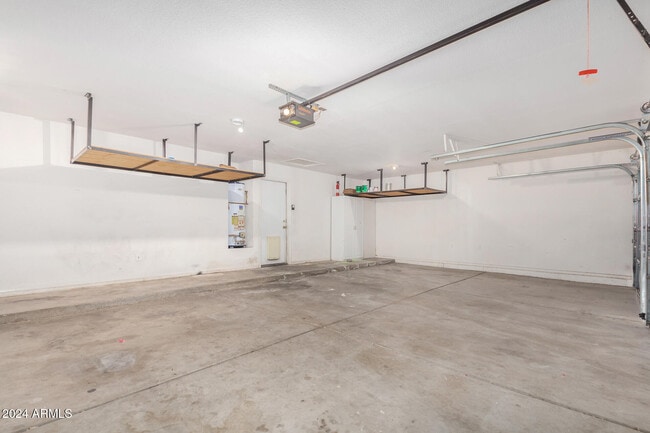 Building Photo - 8338 W Paradise Dr