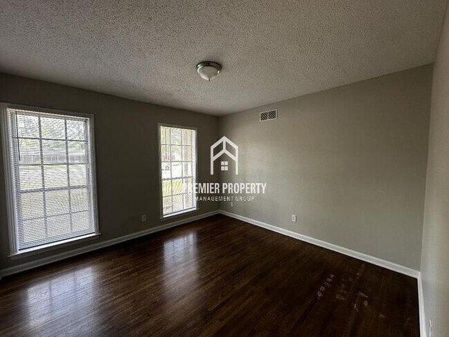 Building Photo - 3044 S Mendenhall Rd