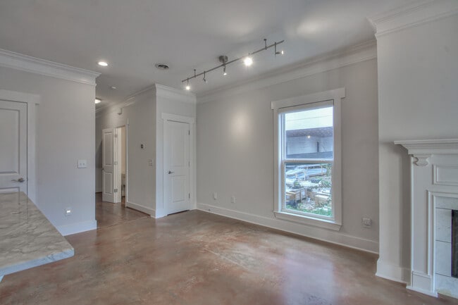 Building Photo - 1319B Pillow St