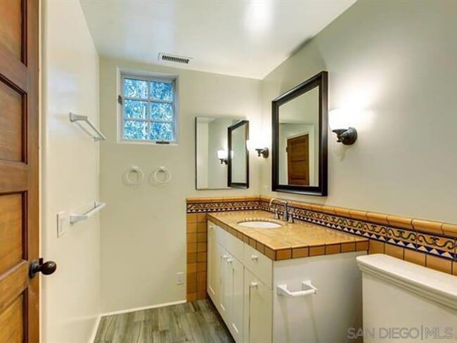 Building Photo - 631 Loring St