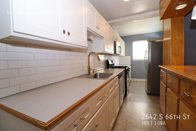 Building Photo - 2642 S 66th St