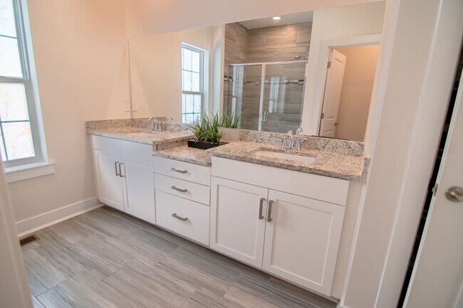 Building Photo - Luxury 3B/3.5B Townhome with Finished Base...
