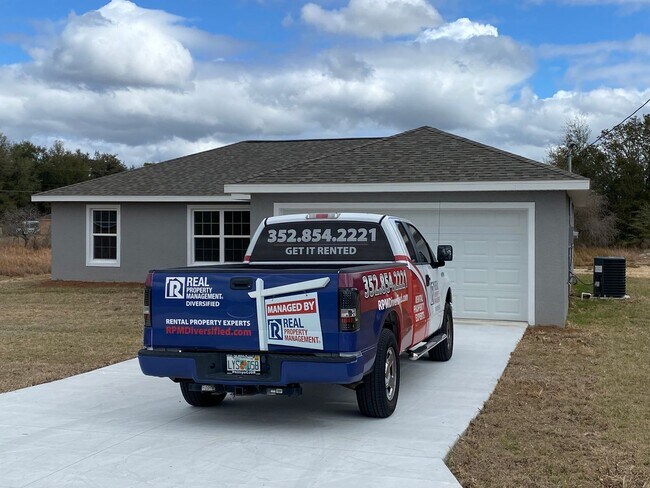 Building Photo - Custom Home - Desirable SE Ocala Neighborhood 3/2/2 **Won't Last**