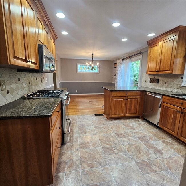 Building Photo - 50 Greenview Dr