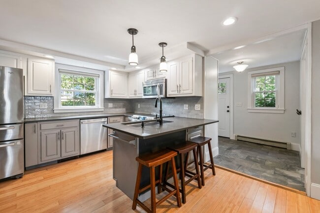 Building Photo - New England Style Farm House for RENT in P...