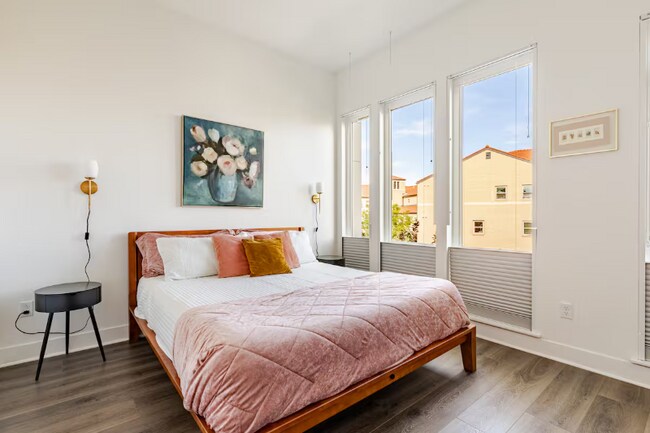 Building Photo - 2824 W Parkside Pl