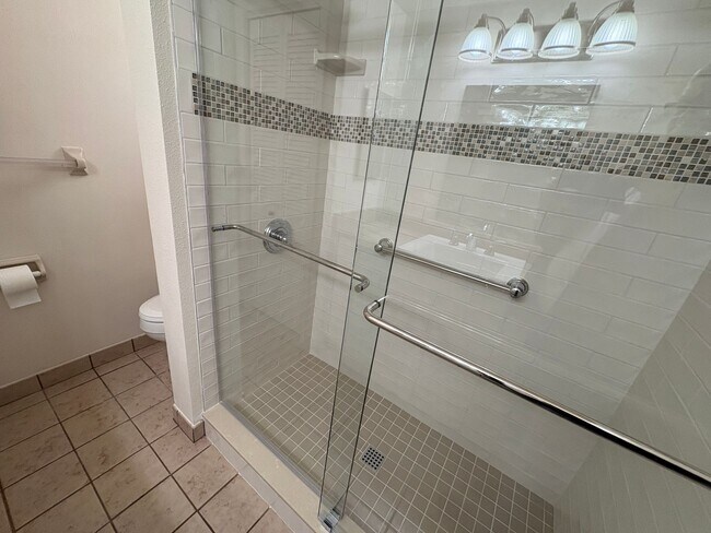 Building Photo - Lakeview Condo Available | Directly Across from Lake Hollingsworth