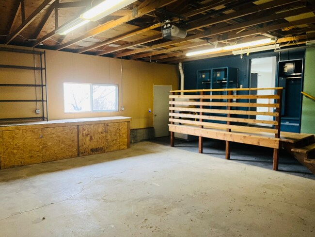 Building Photo - 145 Sunset Dr