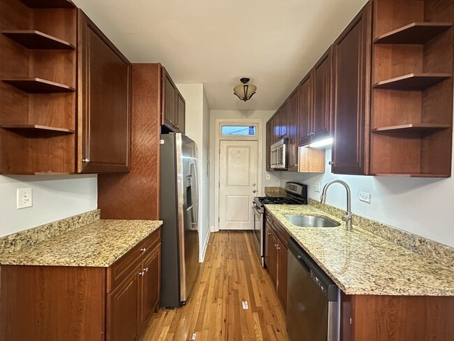 Building Photo - 749 W Addison St