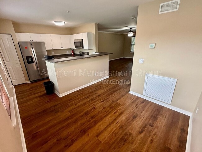 Building Photo - 1048 Waterside Dr