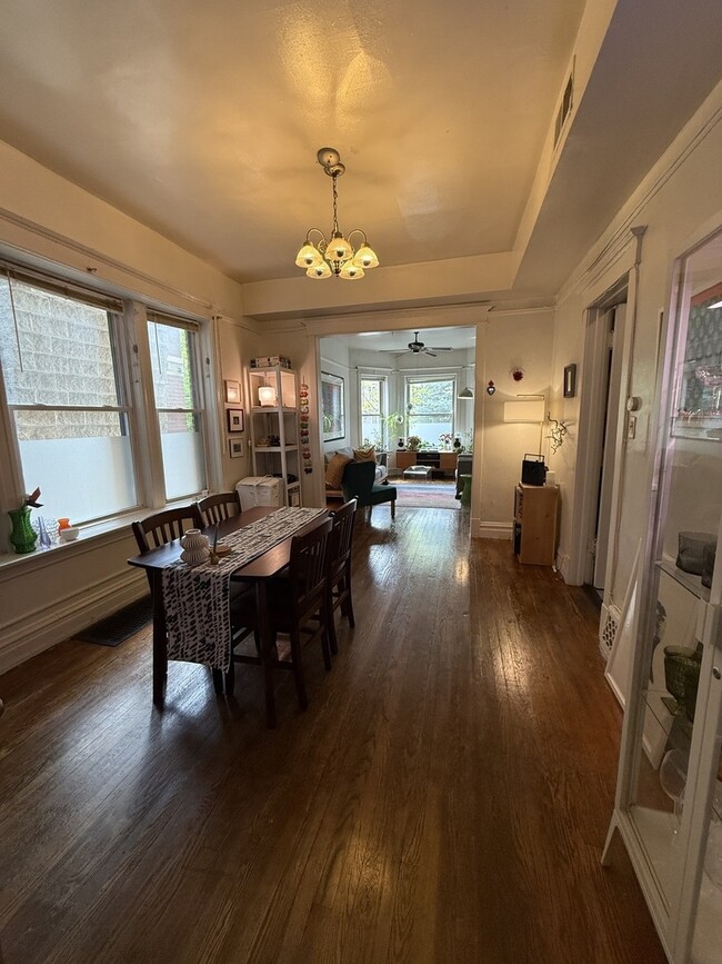 Building Photo - 866 W Buckingham Pl