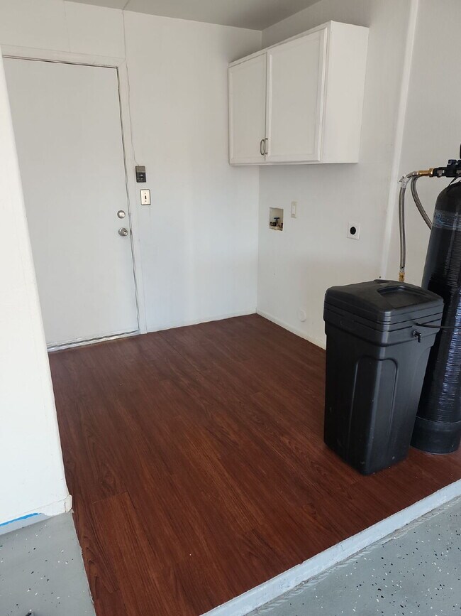 Building Photo - "Charming 3-Bedroom Oasis with 2 Baths in ...