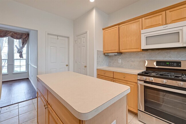 Building Photo - 8846 Gas Light Village Dr