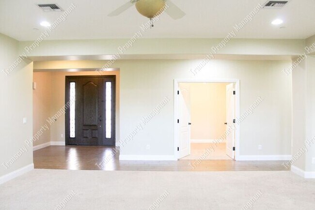 Building Photo - Spacious Custom Home Near Lindsay and McKe...