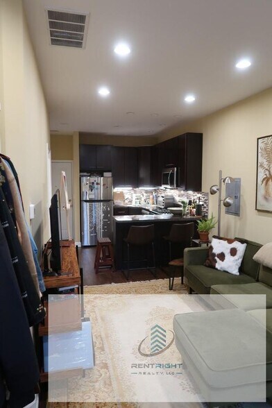 Building Photo - 1425 N Bosworth Ave