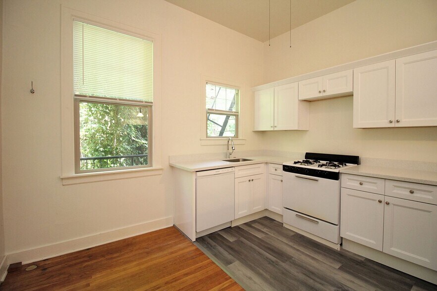 Building Photo - 2354-2362 SW Cactus Dr