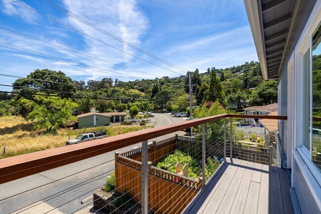 Building Photo - Beautiful Duplex In Highly Desirable San Rafael!