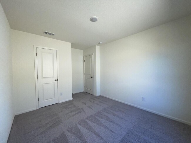 Building Photo - BHCRENT.COM 3 bed 2 bath 2 car garage, gat...
