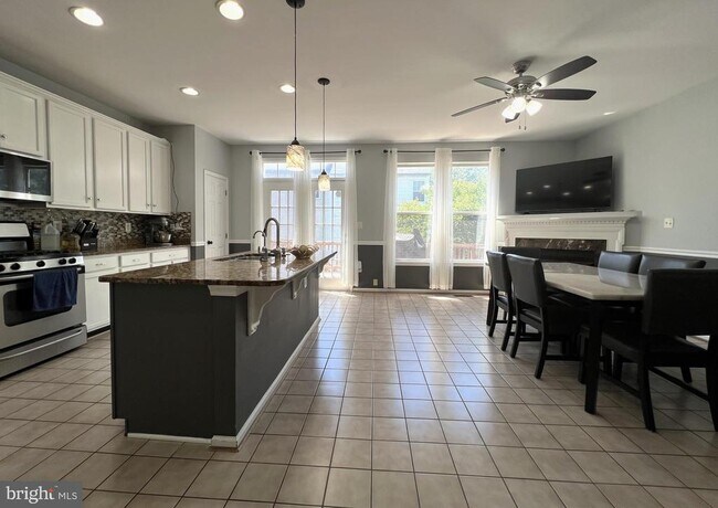 Building Photo - 8819 Blue Royale Ln