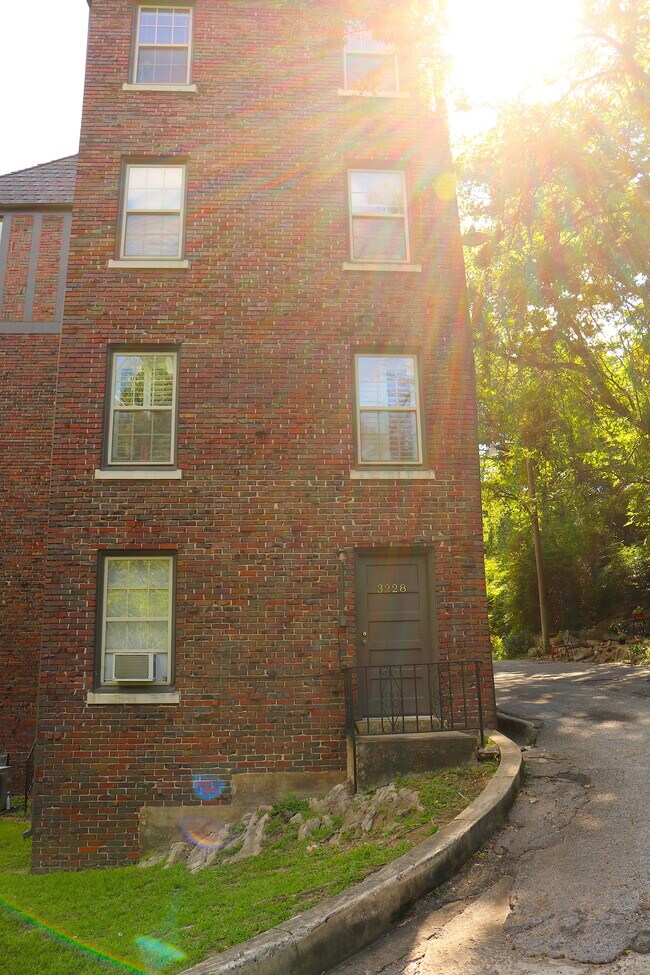 Building Photo - 3222 Country Club Rd