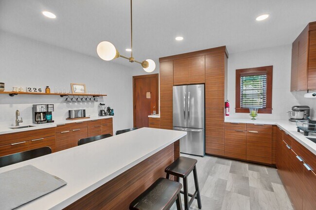 Building Photo - Modern Furnished Cottage Located Downtown!