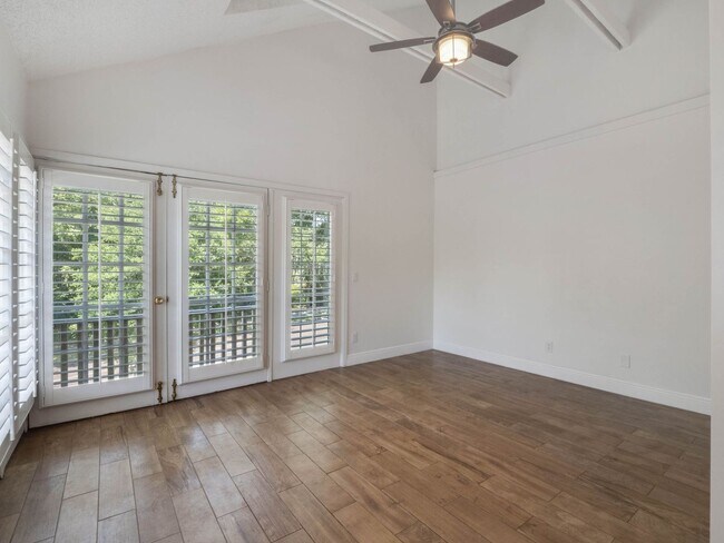 Building Photo - Charming 1/1 condo near Lake Virginia