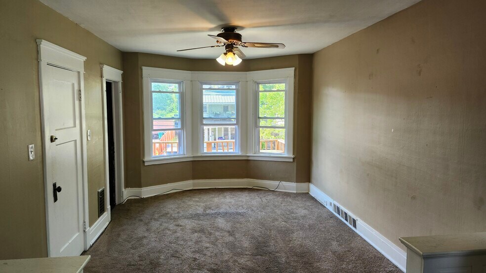 Building Photo - 47 Roesch Ave