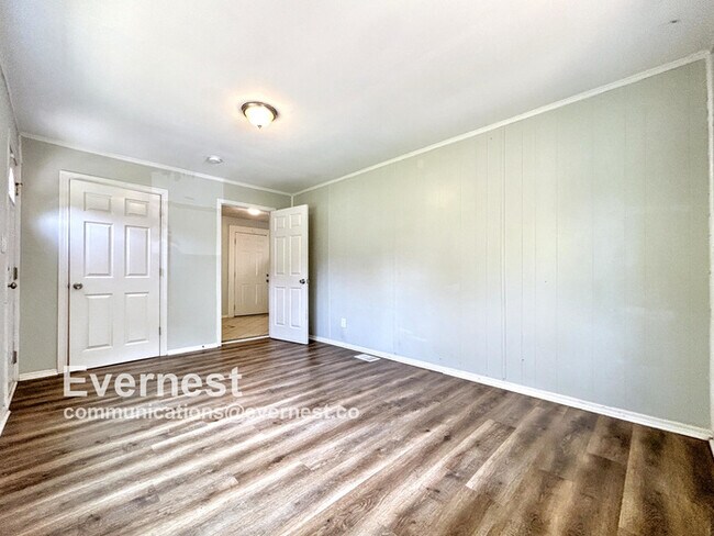 Building Photo - 3-Bedroom Home with Easy Access to Parks a...