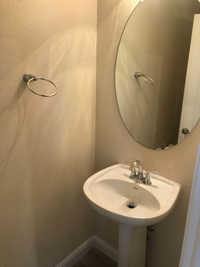 Building Photo - Cute Town-home in Truckee River Town-homes Subdivision