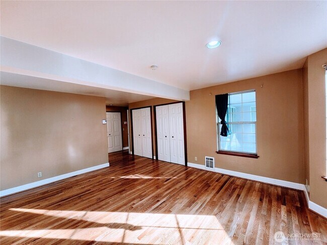 Building Photo - 8542 Battle Point Dr NE