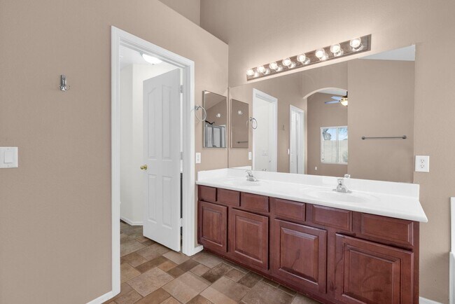 Building Photo - Lovely 3 bed / 2.5 bath Home in the Power ...