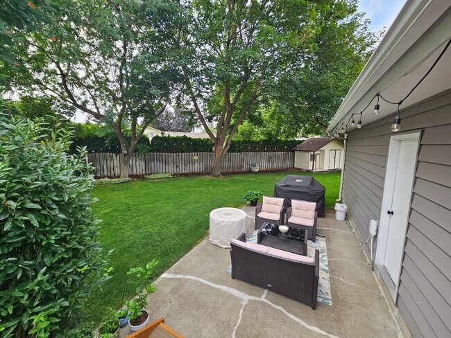 Building Photo - Beautifully Remodeled Home in the Valley