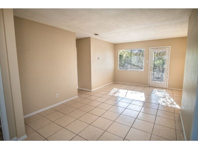 Building Photo - Nice and Convenient Home