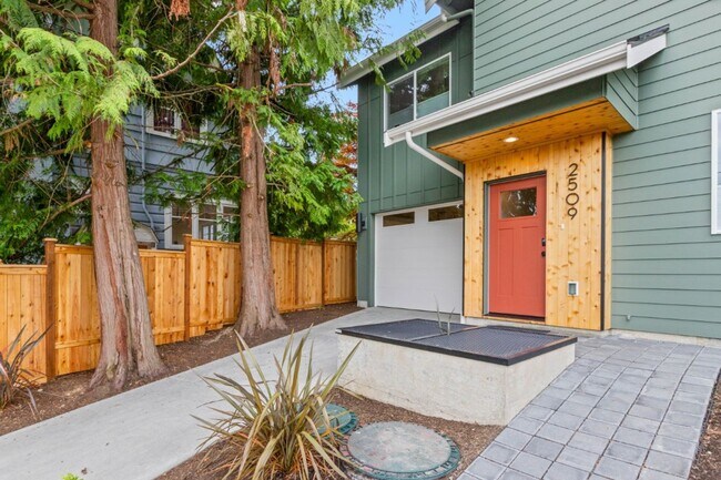Building Photo - 2bd/1.75ba Seattle Home