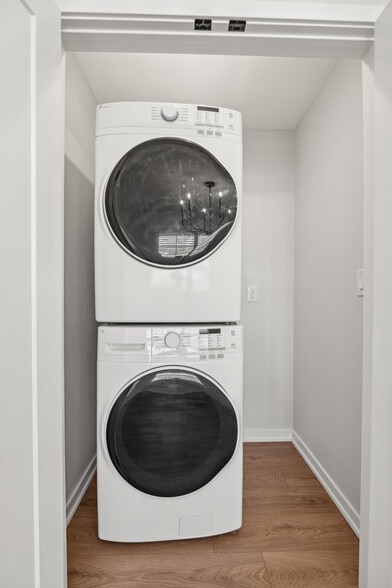 Building Photo - 104 E Madison Dr