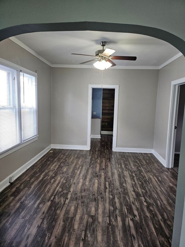 Building Photo - 2 bed one bath house with fenced in backyard