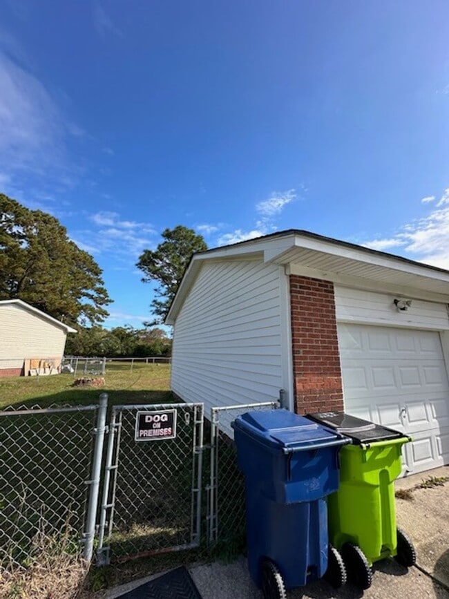 Building Photo - 306 Tall Pine Rd
