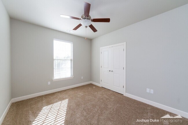 Building Photo - 3 bedroom 2 bath modern style home minutes from I-49 and Fayetteville access !!