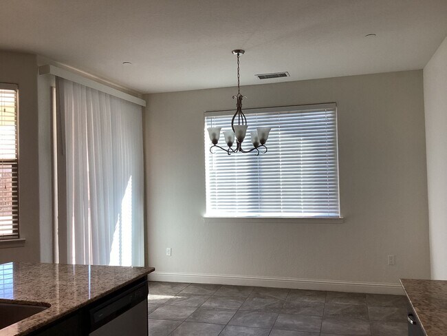 Building Photo - 814 S Bliss Ave
