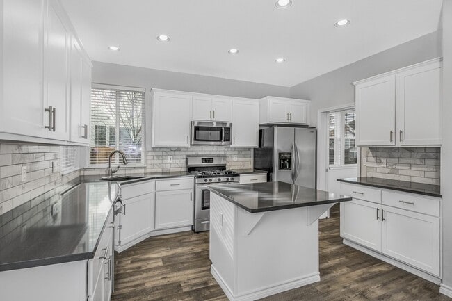 Building Photo - Discover Your Dream Home in Sterling Park!