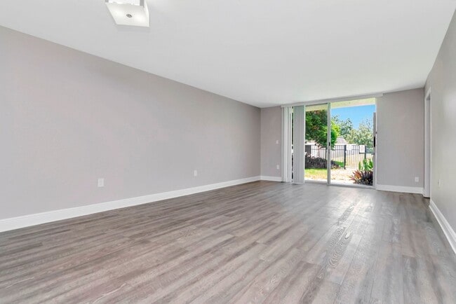 Building Photo - Ground Floor - Corner/End Unit - Upgraded ...
