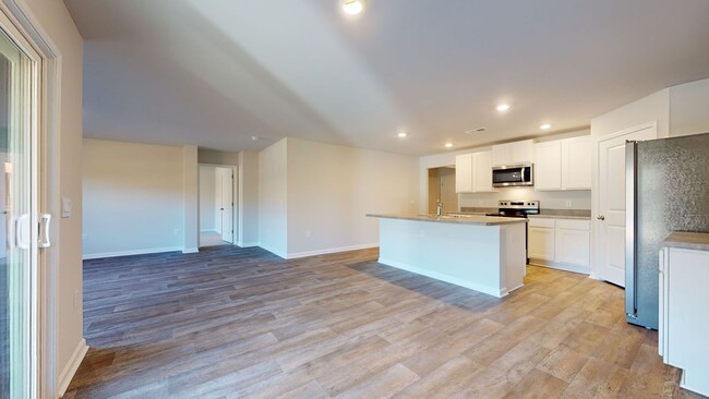 Building Photo - 4 bedroom Home in WATERSIDE!