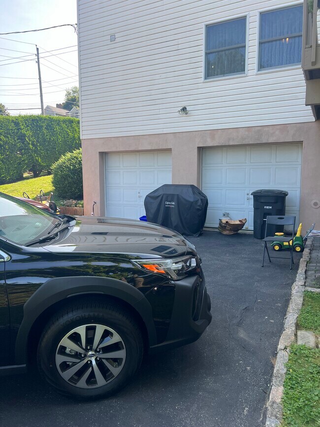 Building Photo - 33 Gainsborg Ave E