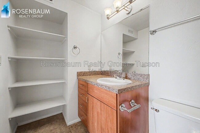 Building Photo - 2525 N Alvernon Way