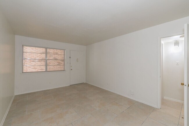 Building Photo - Charming Downstairs Apartment in the Heart of the Cultural District!