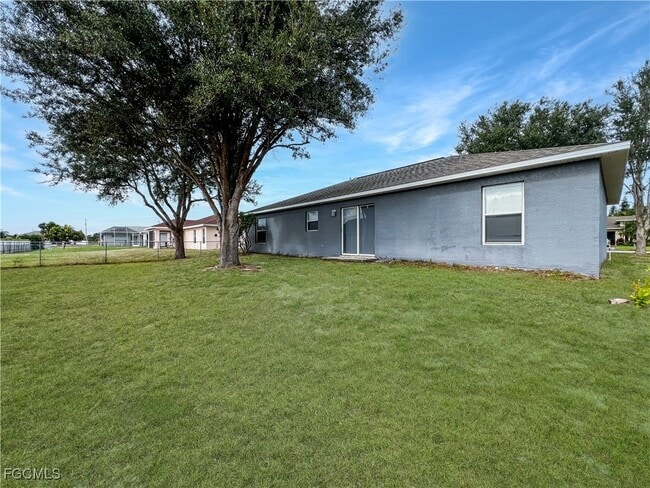 Building Photo - 210 Manatee St