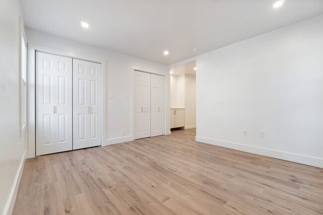 Building Photo - Beautifully renovated 4 bed, 2.5 bath, loc...