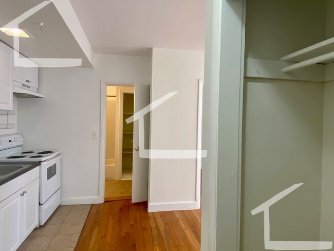 Building Photo - Spacious One Bed Right In Kenmore