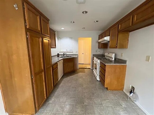 Building Photo - Bakers field