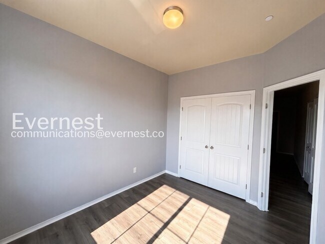 Building Photo - 3 Bed/2.5 Bath Townhome with Modern Amenities / Available Now!